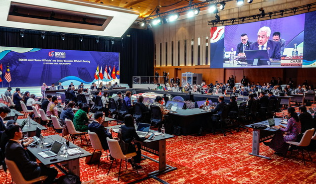 Ketua Setiausaha Kementerian Luar, Datuk Seri Amran Mohamed Zin, mempengerusikan Mesyuarat Bersama Pegawai Kanan ASEAN–Pegawai Kanan Ekonomi ASEAN di Pusat Konvensyen Kuala Lumpur (KLCC) / BERNAMA